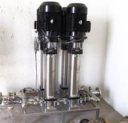 Boosteranlage zur Erzeugung von Druckwasser für eine zentrale Schaumreinigungsanlage