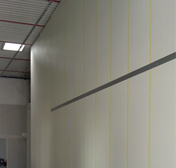 Wand aus Glasfaserkunststoffpaneel – fast fertig montiert